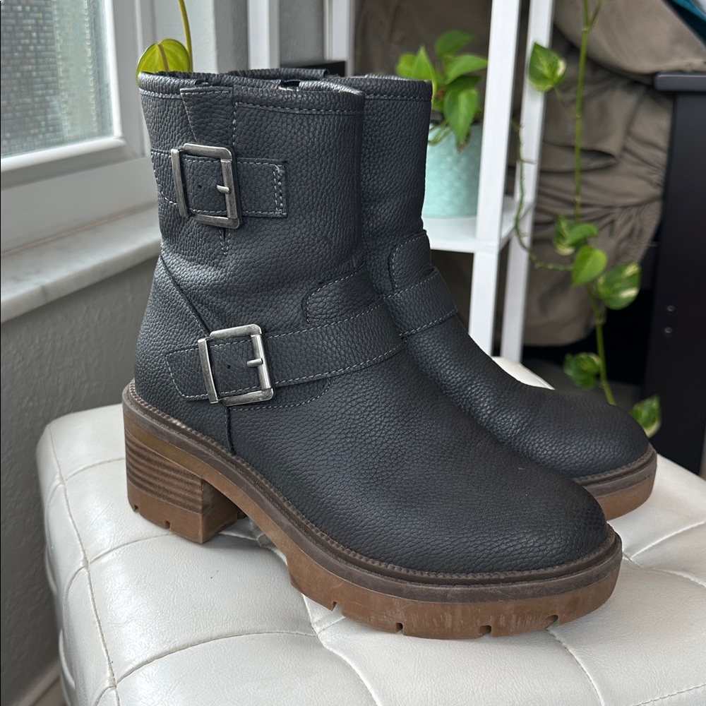 BORN BOC Women’s size 7 Gray Leather Carson Boots with Buckles - Picture 3 of 4